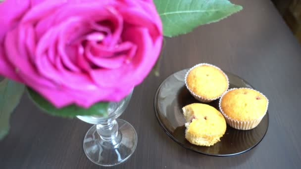 Kleine cakes en rose op houten tafel op Valentijnsdag. Liefde het concept van romantiek — Stockvideo