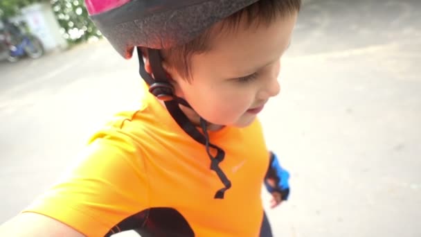 Niño feliz montando en el parque en rodillos — Vídeos de Stock