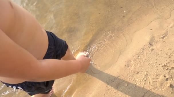 Счастливый мальчик бежит по воде — стоковое видео