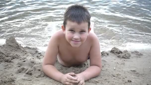 Niño feliz en el fondo del río — Vídeo de stock