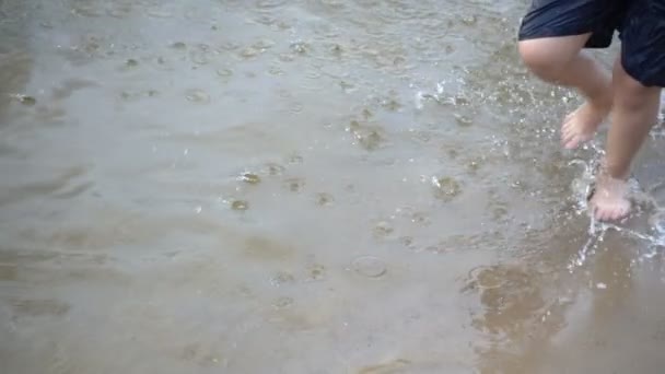 Joyeux garçon courant sur l'eau 