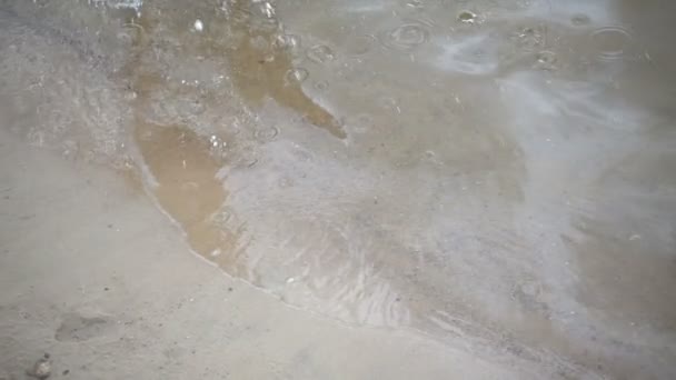 Joyeux garçon courant sur l'eau 