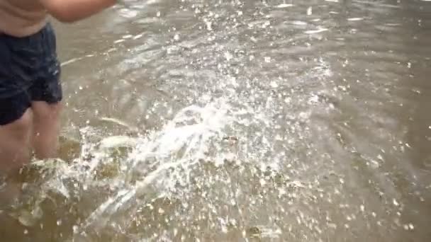 Niño feliz corriendo sobre el agua — Vídeos de Stock