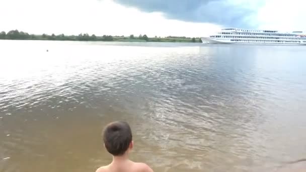 Barco no rio, bela vista ao pôr do sol — Vídeo de Stock