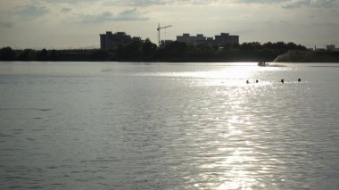 Nehri üzerinde tekne, günbatımı güzel manzaraya