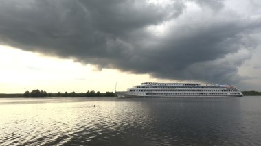 Nehri üzerinde tekne, günbatımı güzel manzaraya