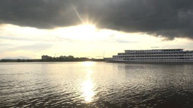 Nehri üzerinde tekne, günbatımı güzel manzaraya