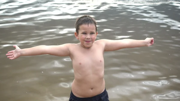 Щасливий хлопчик на тлі річки — стокове фото