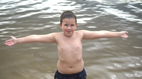 Щасливий хлопчик на тлі річки — стокове фото