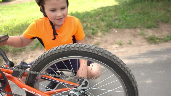 Boy spinning Bicycle wheel — Stock Photo, Image