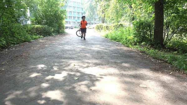 男孩与自行车在夏天公园 — 图库照片