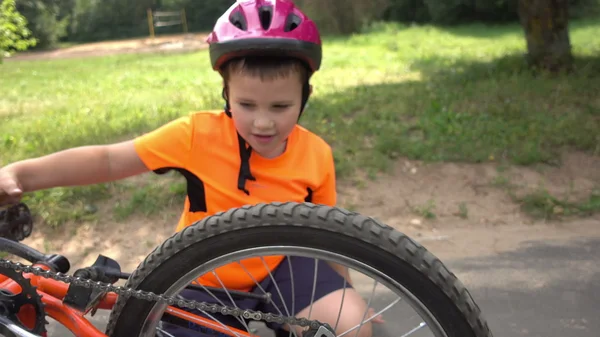 Boy spinning Bicycle wheel — Stock Photo, Image