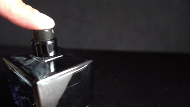 Vídeo em câmera lenta de perfume pulverizado — Vídeo de Stock