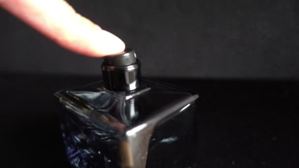 Slow motion video of perfume sprayed — Stock Video