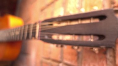 gitar klavyesine ve dizeleri kapatın