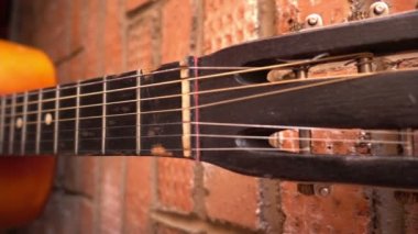 gitar klavyesine ve dizeleri kapatın