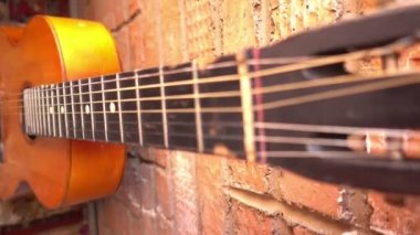 gitar klavyesine ve dizeleri kapatın