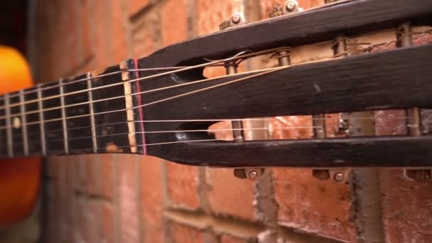 Fechar violão fretboard e cordas — Vídeo de Stock