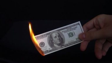 Dolar faturası Amerikan parası alevler içinde, ekonomik kriz veya enflasyon kavramı