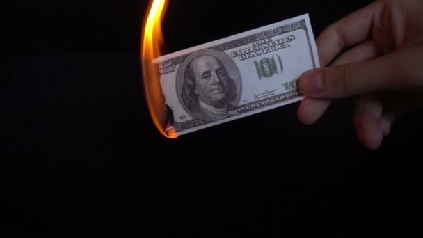 Сжигание денег в огне, экономический кризис или инфляционная концепция — стоковое видео