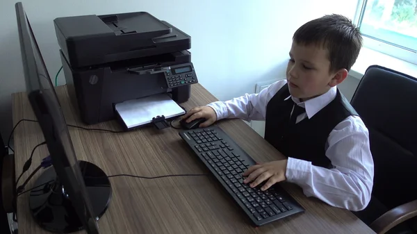 Un chico trabajando en la computadora. Hace que el hombre de negocios en la oficina — Foto de Stock