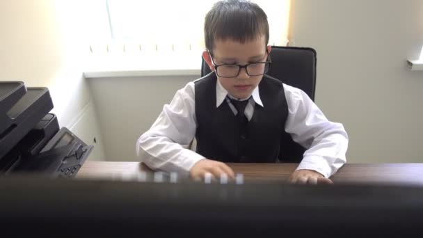 Boy working on computer. Makes the business man in the office — Stock Video