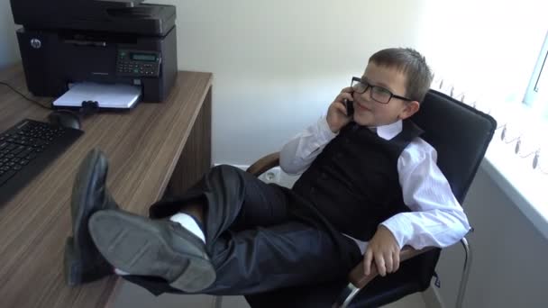 Bilgisayarda çalışan bir çocuk. Ofiste iş adamı yapar — Stok video