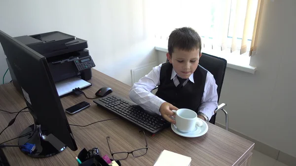 Rapaz a trabalhar no computador. Faz o homem de negócios no escritório — Fotografia de Stock