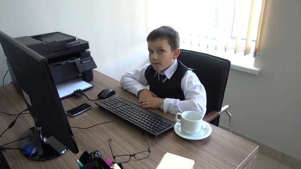Rapaz a trabalhar no computador. Faz o homem de negócios no escritório — Fotografia de Stock