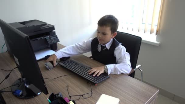 Αγόρι που λειτουργεί στον υπολογιστή. Κάνει επιχείρηση άνθρωπος στο γραφείο — Αρχείο Βίντεο