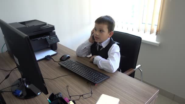 Jongen werken op de computer. Maakt de zakenman in het kantoor — Stockvideo