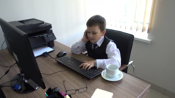 Αγόρι που λειτουργεί στον υπολογιστή. Κάνει επιχείρηση άνθρωπος στο γραφείο — Αρχείο Βίντεο
