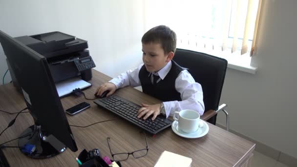 Boy working on computer. Makes the business man in the office — Stock Video