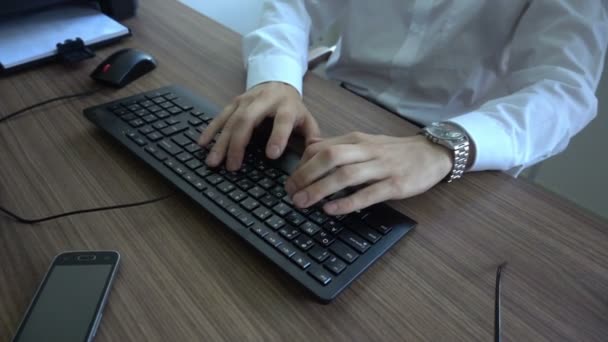 El joven que trabaja en la computadora en la oficina — Vídeos de Stock