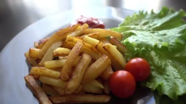 kavrulmuş patates bitmiş yemektir