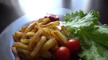 kavrulmuş patates bitmiş yemektir