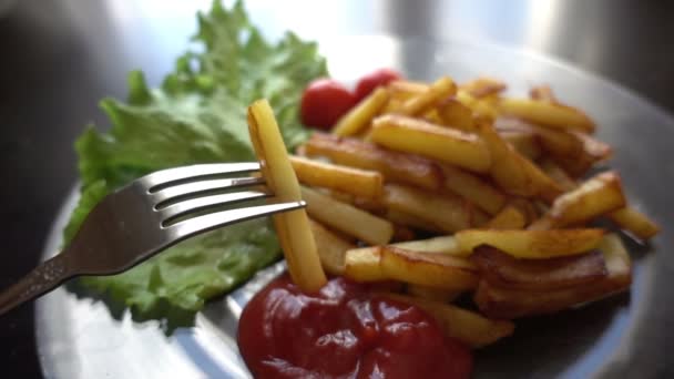 Le plat fini est pommes de terre rôties — Video