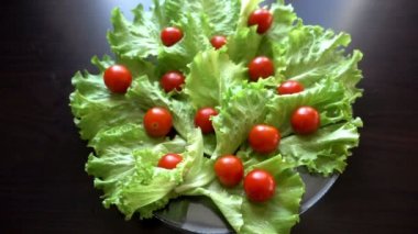 yeşil salata ve domates