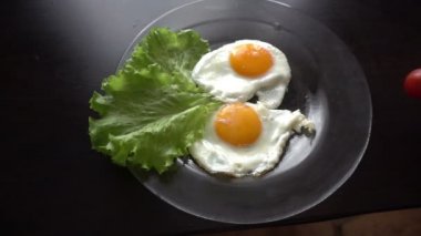 Sahanda yumurta bitmiş yemektir