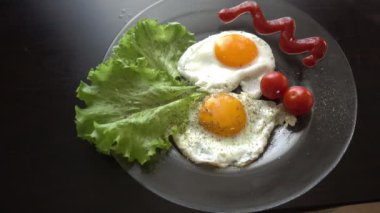 Sahanda yumurta bitmiş yemektir