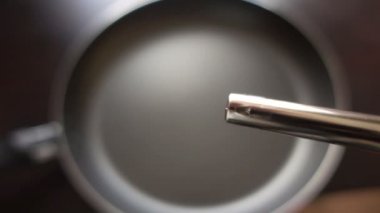 Metal çakmak Ignited ve onun alev ağır çekimde atış