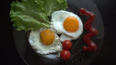 Sahanda yumurta bitmiş yemektir