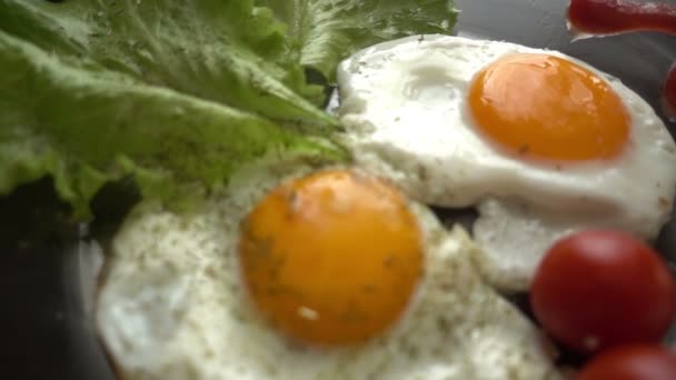 El plato terminado son huevos revueltos — Vídeo de stock