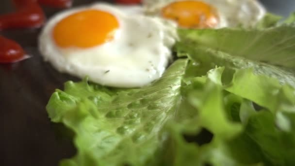 El plato terminado son huevos revueltos — Vídeo de stock