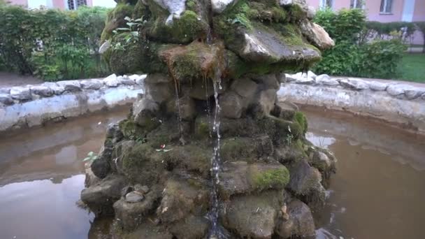 美丽的城市喷泉缓慢 — 图库视频影像
