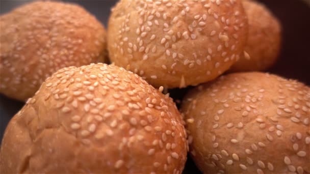 Frisches Bio-Brot gebacken mit gesundem Sesam — Stockvideo