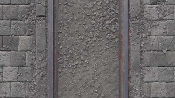 Закрыть железнодорожные пути. Старые рельсы со следами ржавчины и деревянными шпал. Винтажный железнодорожный путь, видимый с точки зрения машиниста поезда. 3D-рендеринг — стоковое видео