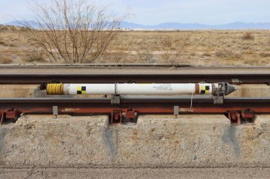 Yeni tasarlanmış bir kuş avcısı, 8 Aralık 2021 'de, Holloman Hava Üssü' ndeki Arnold Mühendislik Yüksek Hız Kompleksi Pisti 'nde ilk çıkış testine hazır. Yüksek Hız T sırasında kuş ve hayvan saldırılarını hafifletmek için kullanılır.