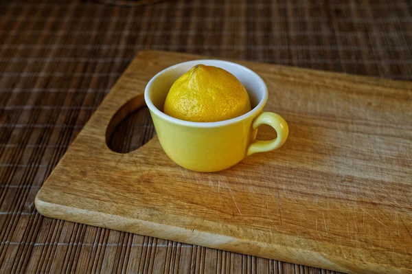 Лимон в желтой чашке . — стоковое фото