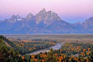 Grand Tetons gündoğumu yılan Nehri üzerinde.